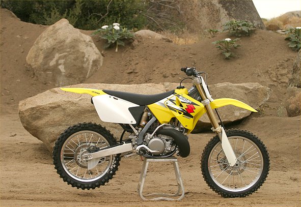 Absorbere Jeg var overrasket klodset 2004 Suzuki RM125 and RM250: MD First Ride | MotorcycleDaily.com -  Motorcycle News, Editorials, Product Reviews and Bike Reviews