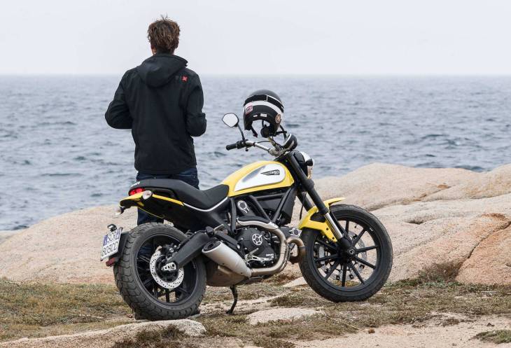 2015-Ducati-Scrambler-action-middle6